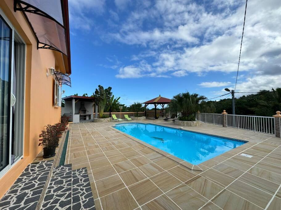 Le Volcan - Piscine - Dodoterla Sainte-Rose Exterior photo